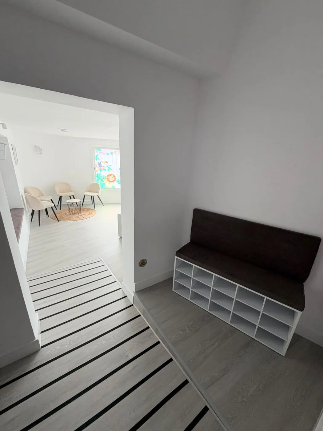 Entrada con zapatero y asiento