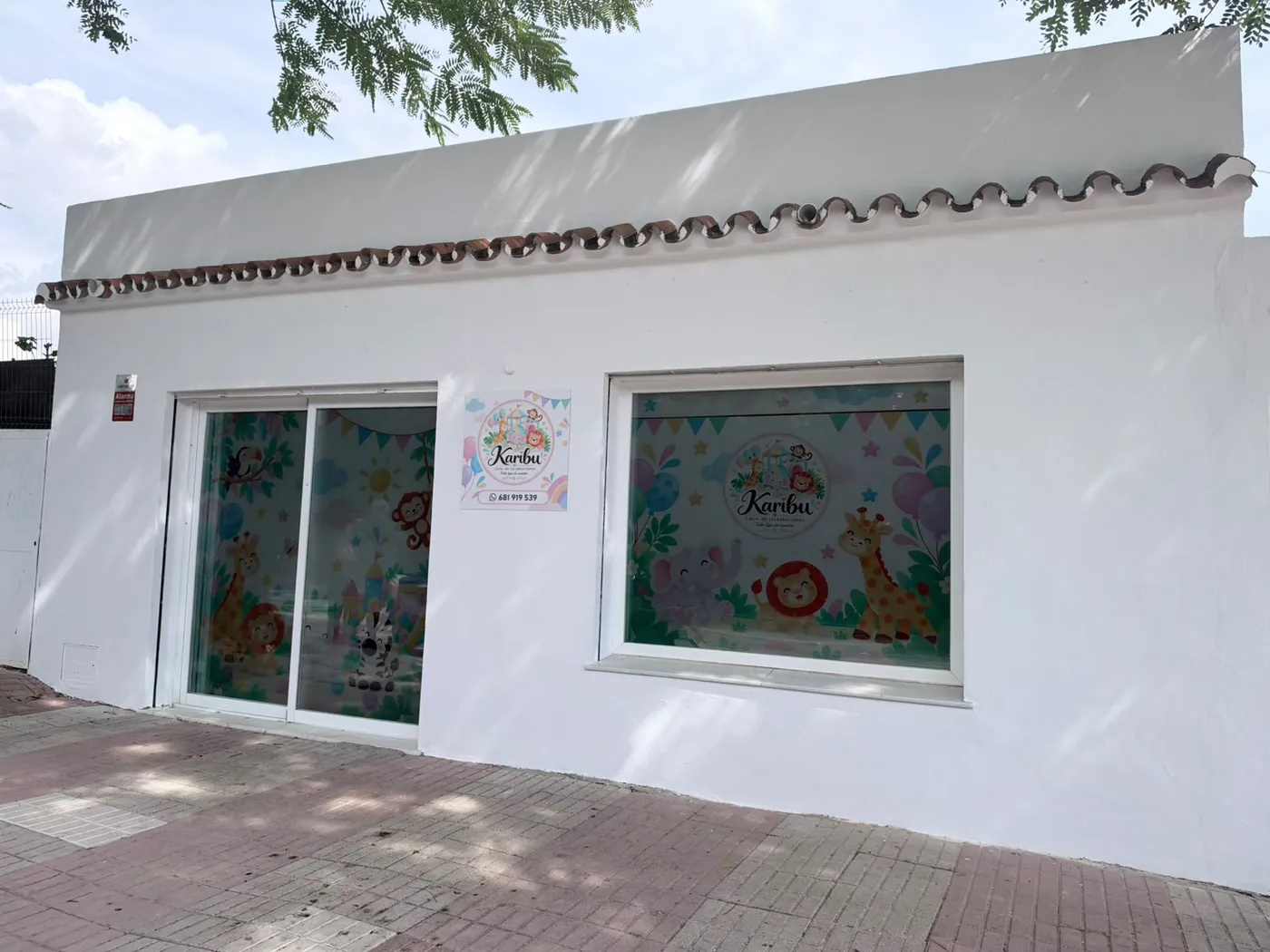 Fachada del local Karibu en San Pedro de Alcántara