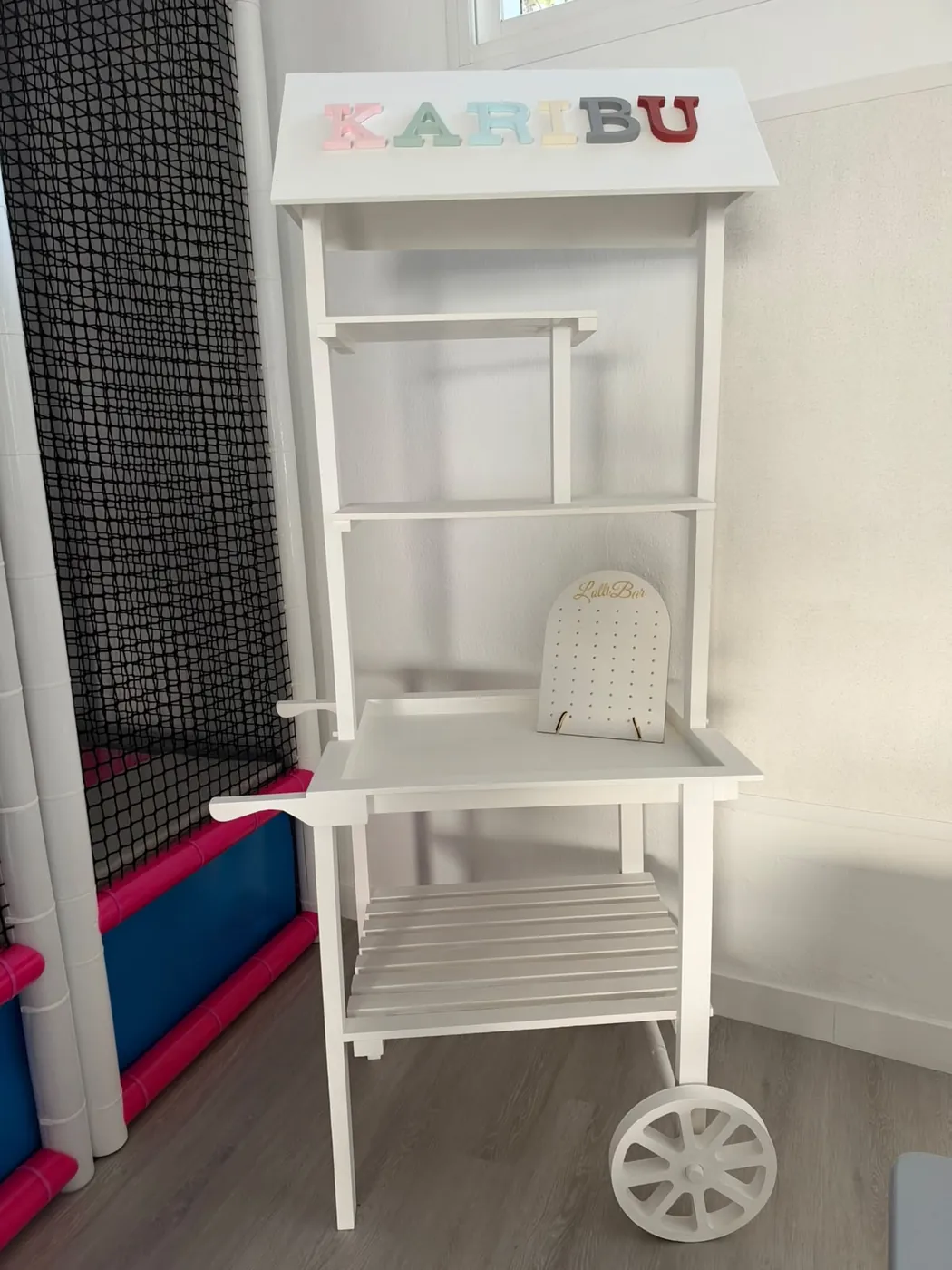 Zona de decoración y mesa dulce